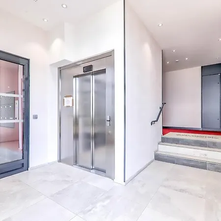 Madison Apartment *